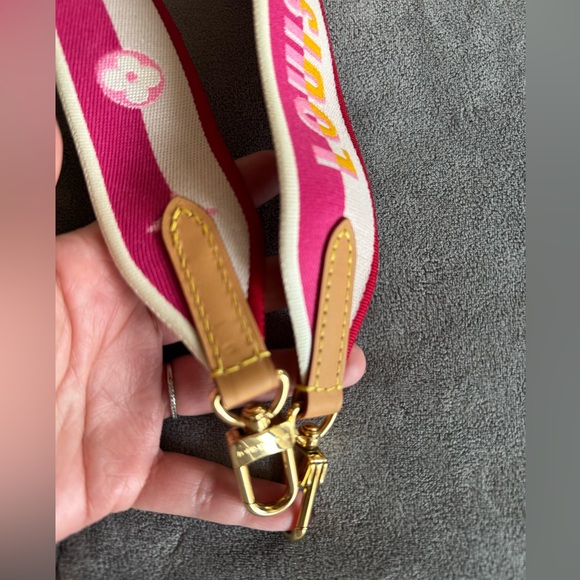 🔥24hrs only🔥Louis Vuitton Logo Shoulder Strap Jacquard Wide Neutral, Pink - Picture 7 of 16